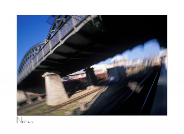 Impressionistisches Bild einer Eisenbrücke in München