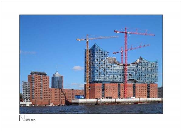 Industriefotografie: Elbphilharmonie Hamburg im Bau mit Kränen