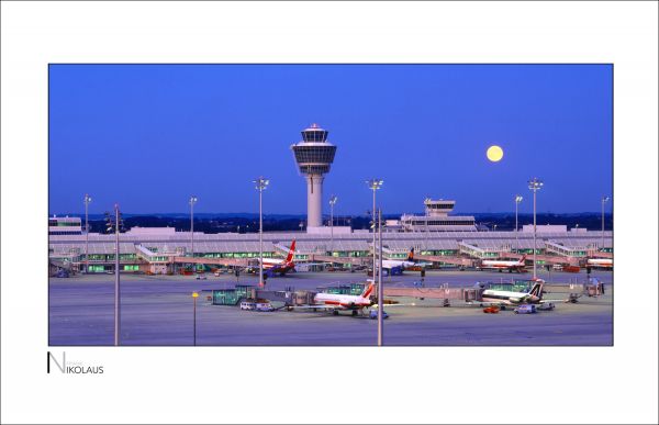 Panorama-Nachtaufnahme des neuen Flughafen München mit Vollmond