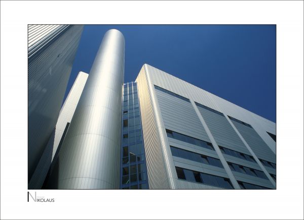 Edelstahlfassade eines Heizkraftwerks