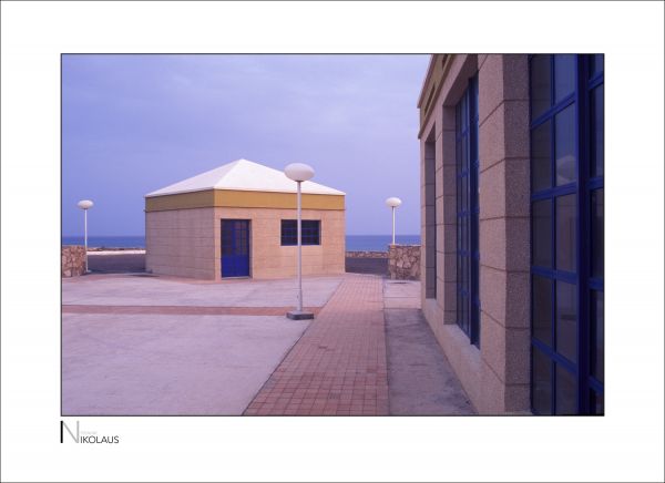Industriefotografie: Gebäude eines Windkraftwerks auf Fuerteventura