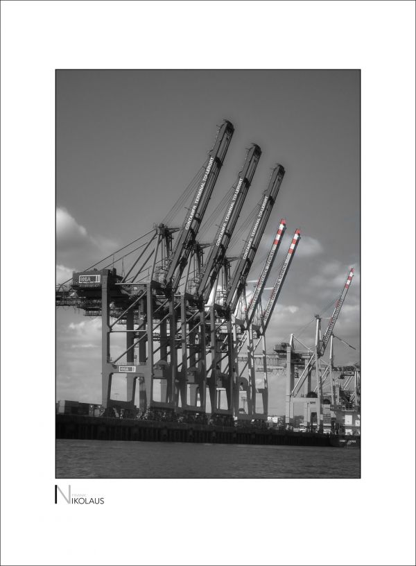 Industriefotografie: Ladekräne im Hamburger Hafen in Schwarz-Weiss