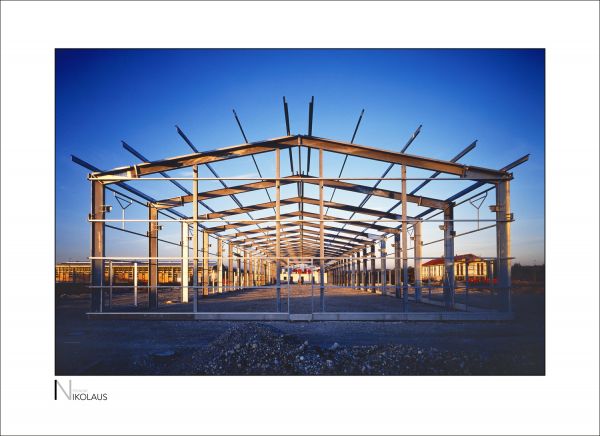 Stahlgerüst einer Industriehalle im Abendlicht