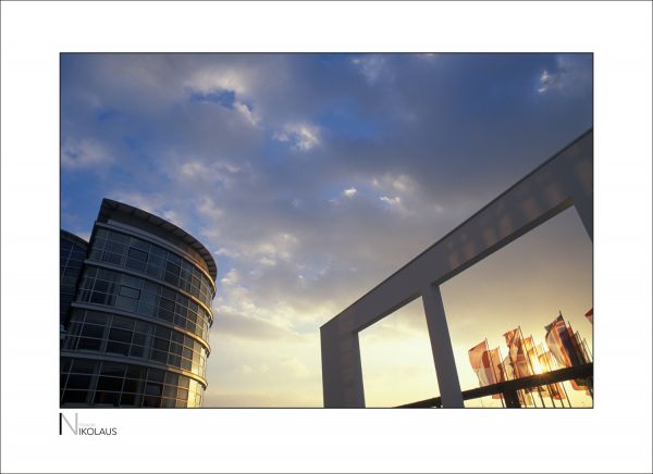 Eingangsbereich der Messe München mit Fahnen und Gebäuden