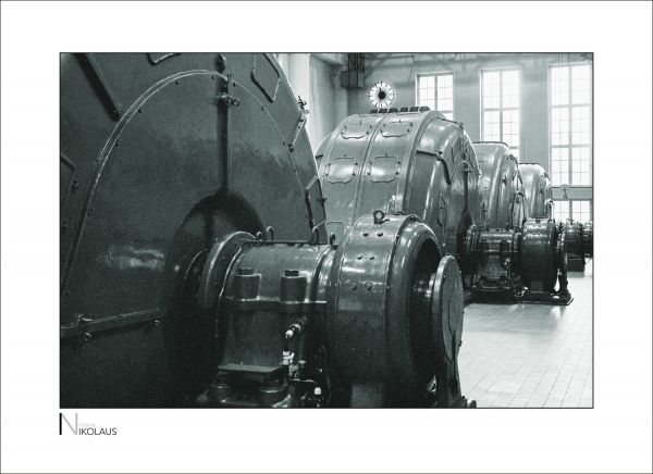 Schwarzweiss-Aufnahme von Turbinen des Walchenseekraftwerks Kochel
