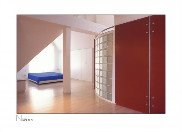 Modernes Schlafraum in kräftigem Rot