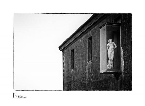Glaskasten mit klassischer Aktskulptur an der Burgfassade Savona Glaskasten mit klassischer Aktskulptur an der Burgfassade Savona