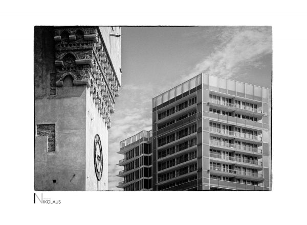 Hafenturm mit modernen Bürogebäuden im Hintergrund in Savona