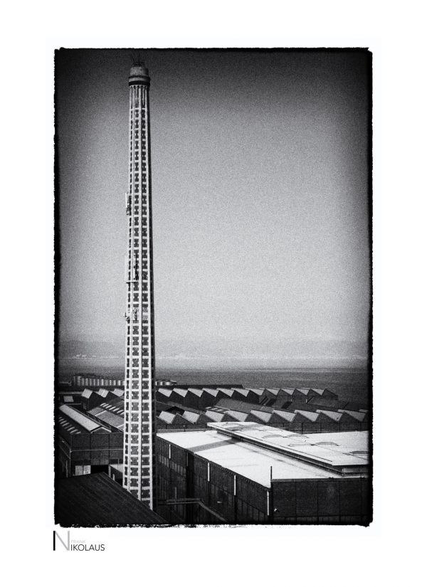 Industrieschlot und Werkhallen im italienischen Savona Industrieschlot und Werkhallen im italienischen Savona