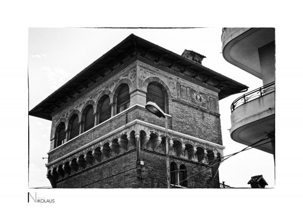 Wohngebäude in Turmform im italienischen Savona Wohngebäude in Turmform / Architekturfotografie Film Noir