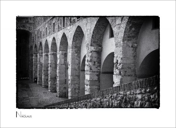 Großer Innenhof mit Arkaden der Festung Savona